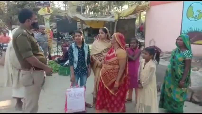ज़मानिया: जमानियां कोतवाली पुलिस द्वारा कोतवाली गेट के पास महिलाओं को मिशन शक्ति की जानकारी देकर किया गया जागरूक #मिशन_शक्ति