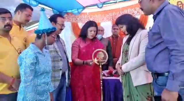 एक दिव्यांग बच्ची दे रही है हजारों बच्चों को शिक्षा का दान। डॉ रामेश्वर ने दिया आशीर्वाद#mairwa #siwan