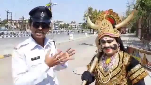 इंदौर: इन्दौर की सड़क पर उतरे यमराज और लोगो से कहा यम या नियम क्योकि प्राण हरण है मेरा नित्य करम। #SumantSingh