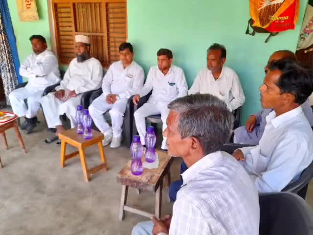 खलीलाबाद: #पीस_पार्टी_से_शिव_कुमार_वर्मा वार्ड नं 17 से भावी जिला पंचायत पद के प्रत्याशी जन सम्पर्क करते हुये #भाटपार गांव में !!