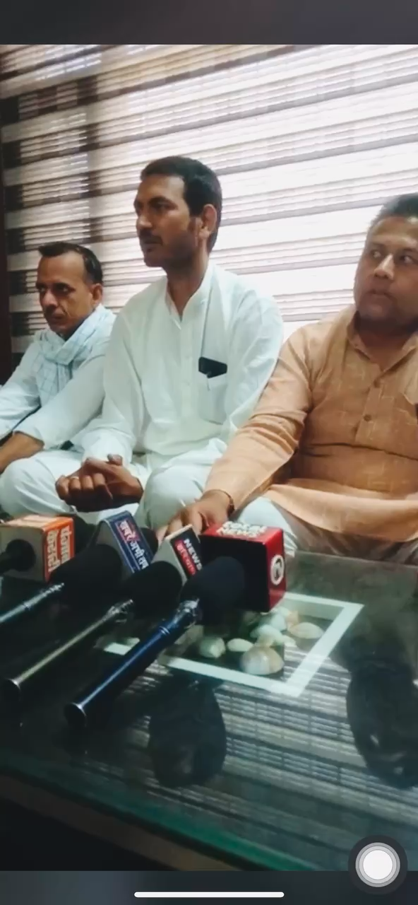 आज पलवल रेस्ट हाउस में पत्रकार साथियों को नए 75% आरक्षण क़ानून के बारे में जानकारी देते हुए 
सुरेंदर सोरौत (ज़िला अध्यक्ष) पलवल 
जजपा #dushyantchautala