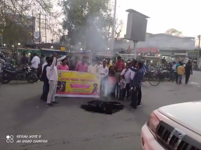 गढ़वा: शहर के रंका मोड़ पर युवा पाल महासंघ ने मध्यप्रदेश के भाजपा नेता का जलाया पुतला #पुतला_दहन