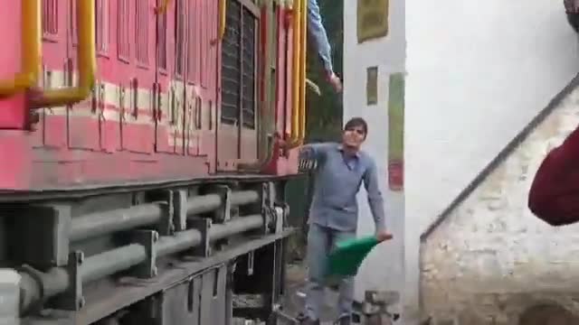 शिमला शहरी: शिमला में ट्रेन को दिशा दिखाने के लिए पॉइंटमैन का काम कर रही पॉइंटवूमन तनुजा, समरहिल स्टेशन पर तैनात #publicsalutewomen