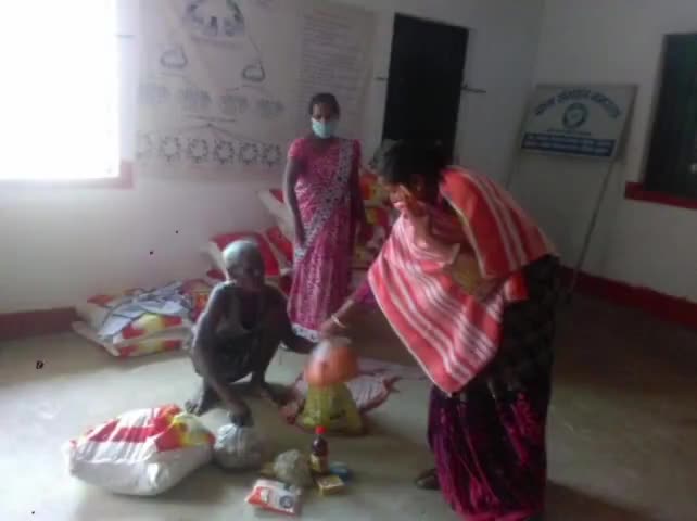 बसिया: ममरला मुखिया ने कोविड के दौरान मातृत्व धर्म निभाते हुए गरीबों को अनाज देखकर दिया नारी शक्ति का परिचय #publicsaluteswoman