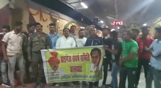 आज जबलपुर से चांदा फोर्ट स्पेशल ट्रेन के बालाघाट पहुंचने पर #ब्रॉडगेज संघर्ष समिति ने भारी गर्मजोशी से स्वागत किया ।