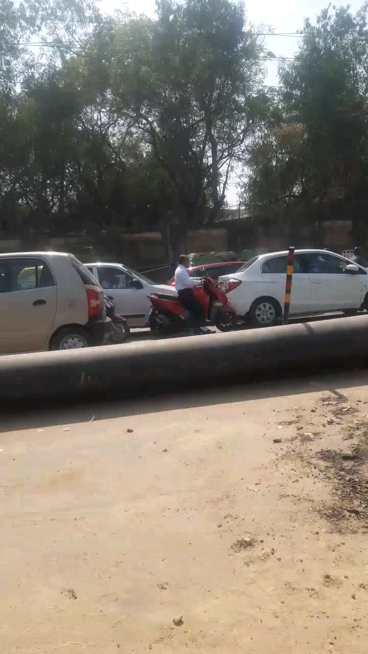 कानपुर: #नवाबगंज  थाना क्षेत्र के  केसा कालोनी   से  लेकर  चिङीयाघर  तक रोज  लगता  जाम  जीस से राहगीरों  को परेशानी  होती है ﻿@