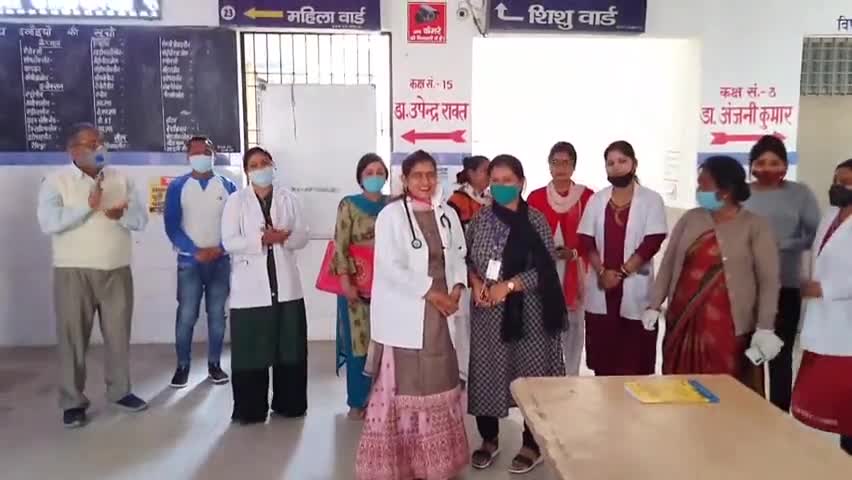 गदरपुर: गदरपुर में महिला चिकित्सक ने बेहतर काम के लिए महिला कर्मियों को किया सम्मानित #internationalwomensday2021