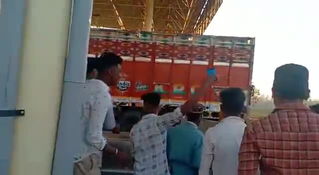 bku bedi ke dwara kolki toll pr dhrna pardashn kr kolki toll ko kiya gya free#kisaan_ki_awaaj