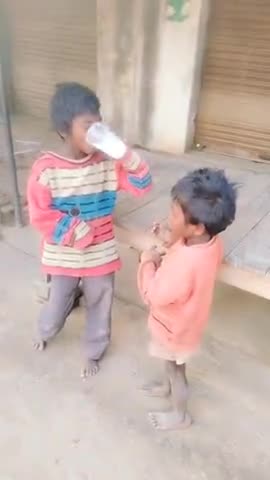 #इन बच्चो का प्यार देखिए मन बहुत खुश होता हैं जब आप ऐसे बच्चो को कुछ खाने पीने को देते हैं मेरी कोशिश जारी है आप भी करें