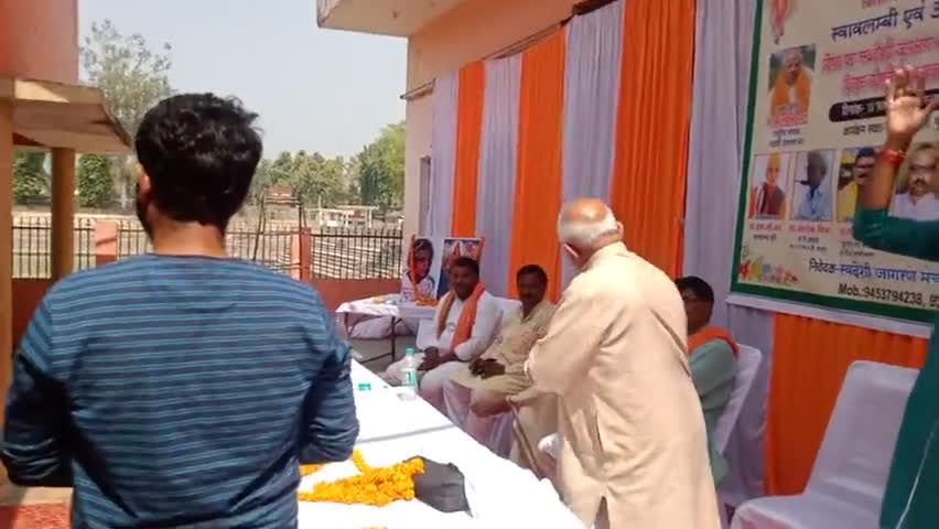 ज्ञानपुर: #स्वदेशी जागरण मंच के रा. सं. कश्मीरीलाल जी तथा अजय जी (पूर्वी उप्र उत्तराखंड)  ने किया ग्रामीण/नगरी संयोजको को सम्मानित