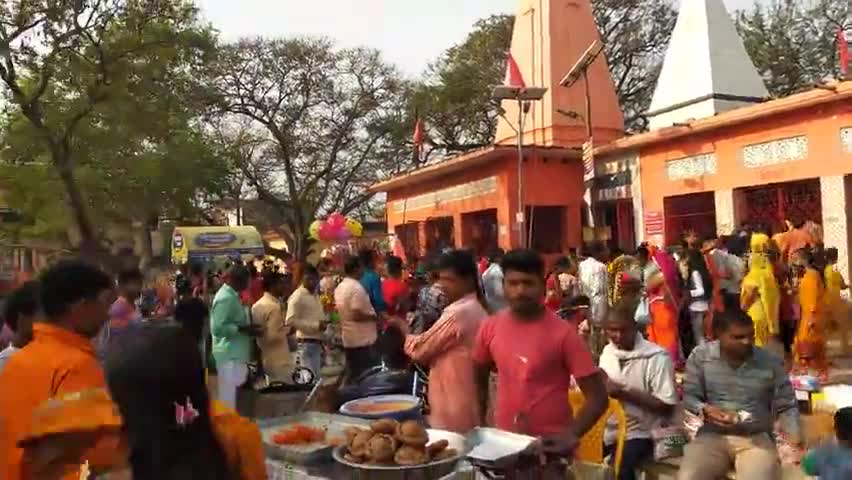 करगहर: #महाशिवरात्रि को #रोहतास में #करगहर के पुराने शिव मंदिर में भगवान शिव को जलाभिषेक के लिए श्रद्धालुओं की उमड़ी भीड़।