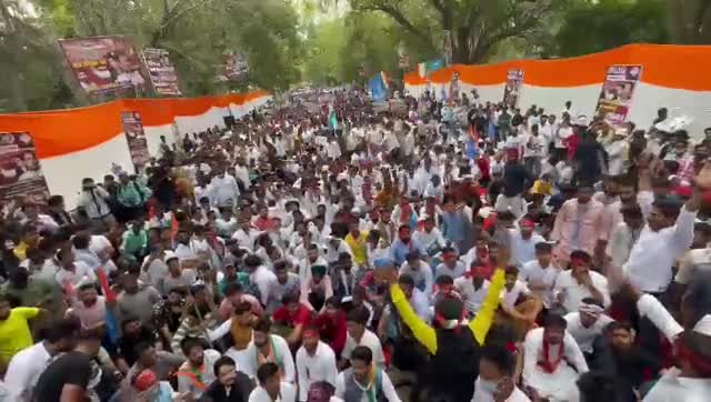 छात्र विरोधी- नरेंद्र मोदी
रोज़गार विरोधी- नरेंद्र मोदी के नारों से गूँज उठा एनएसयूआई कार्यालय #NSUI  
#StudentsWantJobs