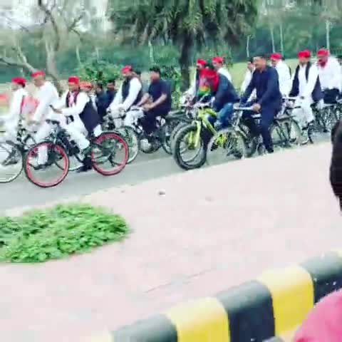 #समाजवादी #पार्टी के राष्ट्रीय अध्यक्ष #श्री #अखिलेश_यादव जी के साथ #साइकिल #यात्रा का #आगाज #रामपुर से #लखनऊ  !