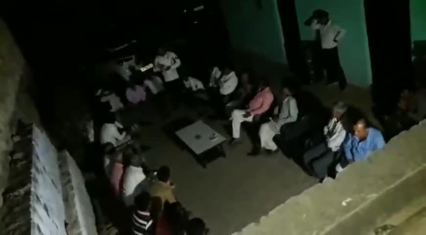 दादरी: जारचा के गुलावठी खुर्द गांव में पंचायती चुनाव लड़ने को लेकर उम्मीदवार ग्रामीणों के साथ कर रहे चर्चा
#पंचायती_चुनाव