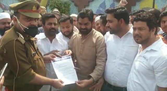 स्कूलो के मनमाने रवैय के खिलाफ़ बच्चा पार्क पर प्रदर्शन करते हुए।#नईम सागर
अध्यक्ष #युवा_सेवा_समिति