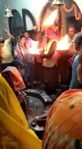 #महाशिवरात्रि के अवसर पर #महादेव की #महाआरती करते हुए भाजपा नेता सुमीत श्रीवास्तव #MahaShivaratri﻿