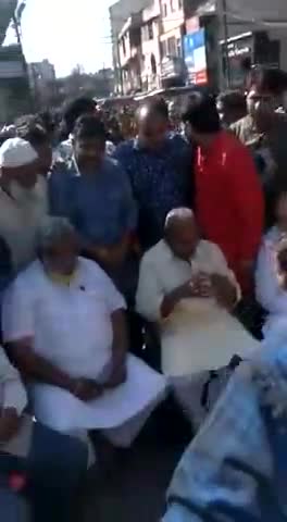 ग्वालियर गिर्द: पूर्व सांसद अनूप मिश्रा ने सड़क पर बैठकर किया चक्काजाम
#gwalior #bjp #congress #gwaliorcity #shivrajsinghchou #bjp