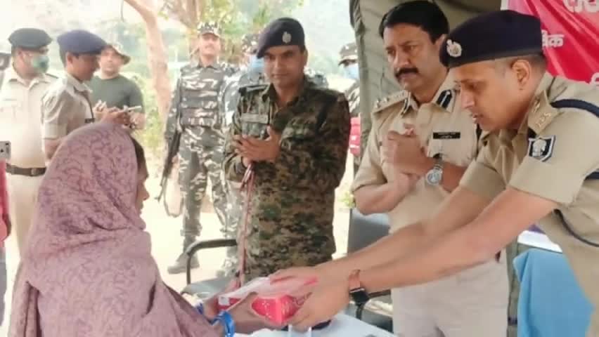 #Lakhisarai : #नक्सलियों के गढ़ पहुंचे मुंगेर #DIG शफीउल हक़ , ने शिविर लगा गरीबों के बीच किया निशुल्क दवाई का वितरण