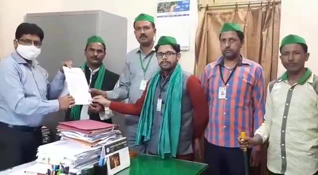 रामपुर जिला अध्यक्ष बिजली की परेशानियों संबंधित ज्ञापन देते हुए 
जय जवान जय किसान 
#भारतीय_किसान_जनसेवा