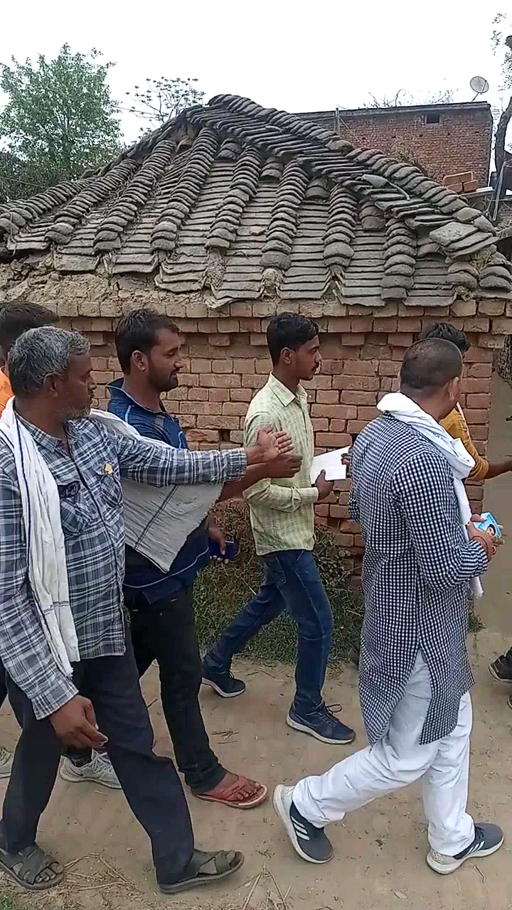 खलीलाबाद: वार्ड नं 19 , के जनता से आर्शीवाद प्राप्त
करते हुए #संजय_यादव,  पूर्व उपाध्यक्ष छात्र संघ 
प्रत्याशी जिला पंचायत सदस्य