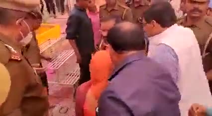 इतना अहंकार बदायूं के एक कार्यक्रम में  महिला पर सरकार के मंत्री स्वामी प्रसाद मौर्या जी देखिये 
#सोच_बदलो_सरकार_बदलो