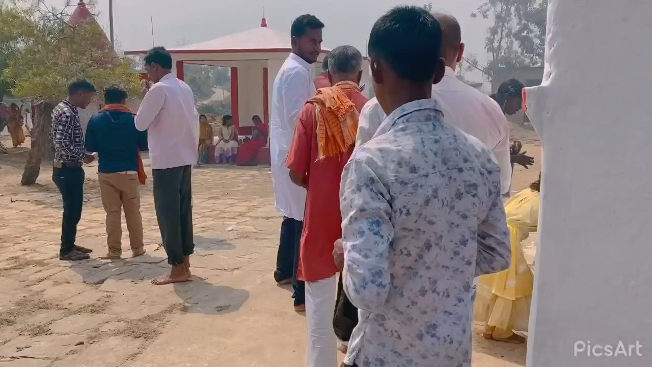 मध्यगिरी के शिव मंदिर में शिवरात्रि के अवसर पर भगवान शिव की परिक्रमा करते हुए।

 #शरद #Sharad #शरदयादव #SharadYadav