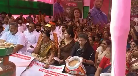 जन अधिकार पार्टी (लो.) महिला परिषद का आज पटना में बेतहाशा बढ़ती महंगाई के विरोध में बिहार विधान सभा के समछ धरना। 
#pappuyadav #महंगाई #मोदी #अच्छेदिन