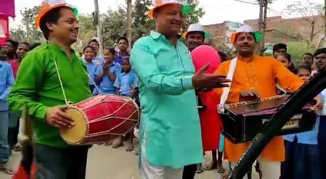 लखीसराय: लेके आये हम हरमुनिया 
घर से निकलो मुन्ना-मुनिया
स्कूल चलो अब स्कूल चलो﻿
 ﻿#aashutoshjnu 
#प्रवेशोत्सव