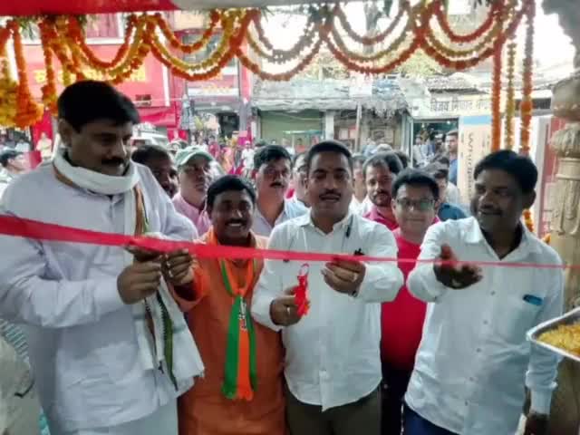 गढ़वा: शहर के मेन रोड स्थित भाजपा नेता के इलेक्ट्रॉनिक दुकान का विधायक भानू प्रताप शाही ने किया उद्घाटन #विधायक #भानू