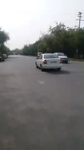 गौतम बुद्ध नगर: sector 122 noida me beach me gadi prk kr ke chalti road pe apna attitude dekhta hua #trafficandroa police#trafficpolice