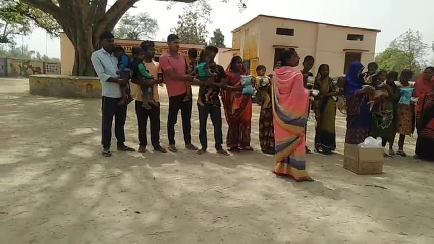 मऊ: #Bharatiya kadipur me chhote bachho ko Butter milta huaa@