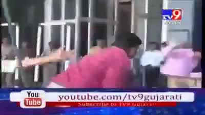 #गुजरात_मॉडल    #गुजरात के #गृहमंत्री प्रदीप सिंह जडेजा पर चप्पल बरसाए।