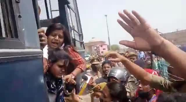 लखनऊ आम आदमी पार्टी के कार्यकर्ताओं ने बुधवार को केंद्र द्वारा लाए गए एनसीटी बिल के खिलाफ लखनऊ में प्रदर्शन 
#aap_party