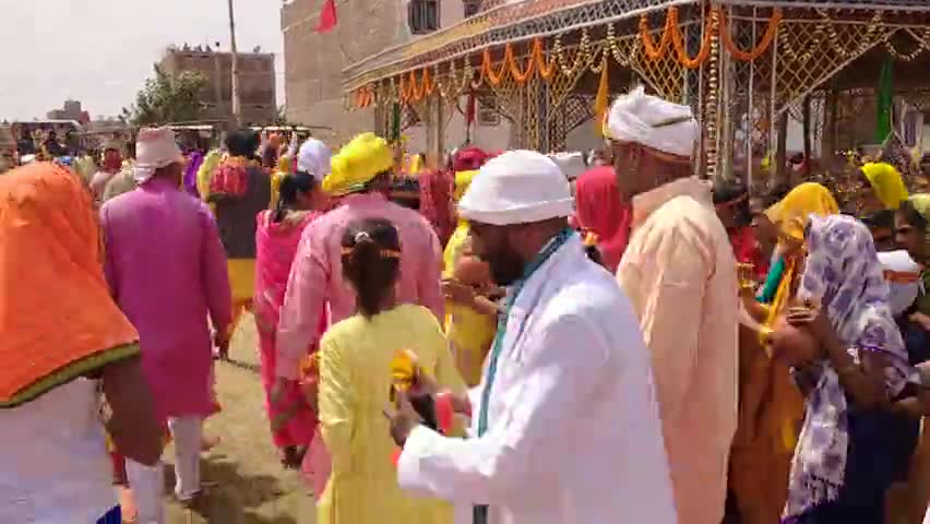 कुदरा : प्रखंड लालापुर #भैसौला_गांव में
#श्री_लक्ष्मी_नारायण_महायज्ञ की #जल_भरी किया गया#डिहरा_नदी से