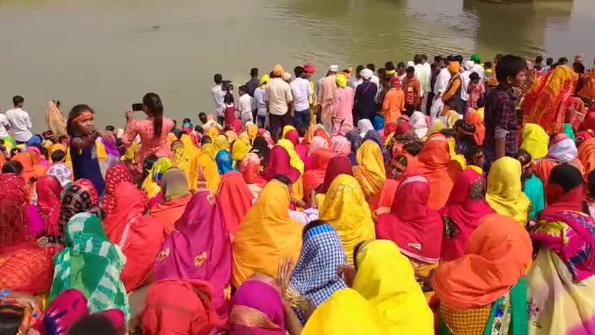 कुदरा : #भैसौला_गांव_में
#श्री_लक्ष्मी_नारायण_महायज्ञ #भैसौला_गांव में #जल_भरी किया गया #डिहरा_नदी से