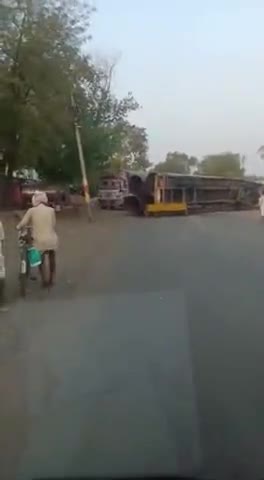खिलचीपुर: खिलचीपुर के छापीहेड़ा नाका पर बीच रास्ते पर पलटा कंटेनर एन एच52 पर पलटा वाहन निकालने में हुई परेशानी
#sanjay_singh