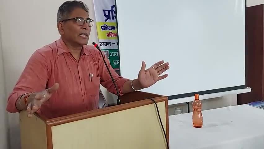 केवीके भोजपुर हेड #पशुपालन में जानवरों के तनाव को कम करके #दूध उत्पादन की नई संभावनाओं की जानकारी किसानों को दे रहे हैं