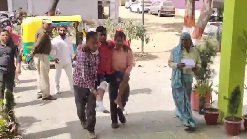 धनौरा: गजरौला मोहल्ला अंबेडकरनगर में खड़ी बाइक सवार युवक को मारी बाइक सवार युवकों ने टक्कर विरोध करने पर #पीटा