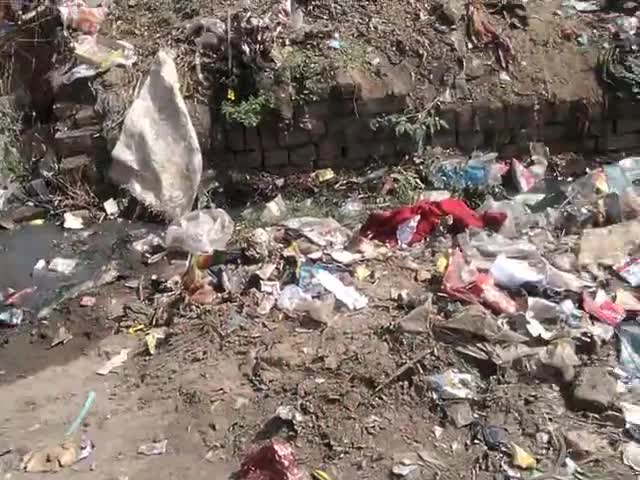 मथुरा: ward no 24 se hai yaha koi na to nagar palika ki vechicle aati hai aur na hi koi yaha ki samasya sunta hai
#pls clearsir