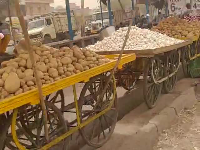 जोधपुर: public#video_virl#jodhpur_chundichoki_palroad_par.police ne kiye sabji kante jabt_thele walo ne rod par khade kiy_thele
