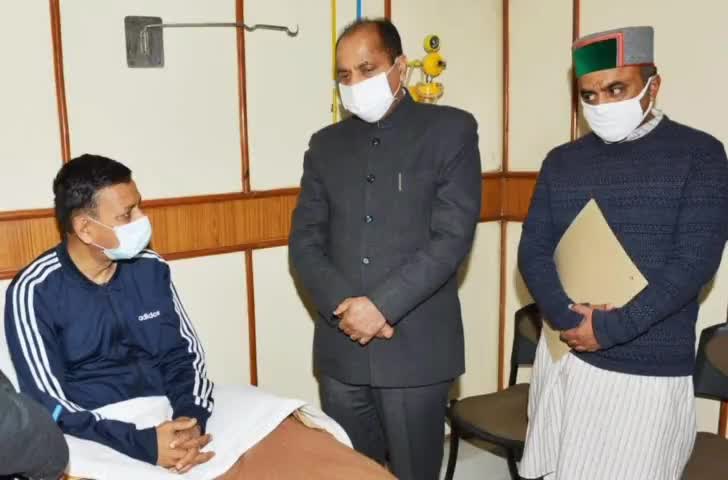 मुख्यमंत्री जय राम ठाकुर ने IGMC में जाना मंत्री राजेन्द्र गर्ग का कुशलक्षेम #shimla #igmc #cm #himachal #bjp #mask