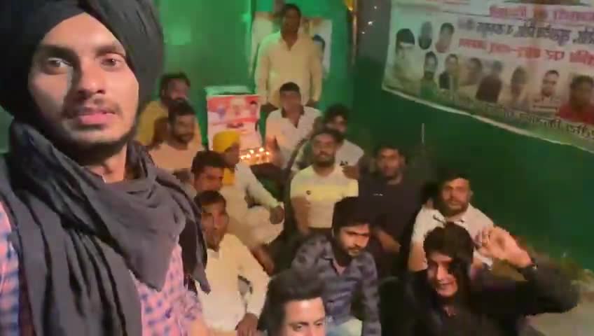 प्रीत विहार: #बलिदान_दिवस के अवसर पर #भाकियू लोकशक्ति ने गाजीपुर बोर्डर पर देश के #अमर_शहीदों को दीप जलाकर #श्रद्धांजलि अर्पित की।