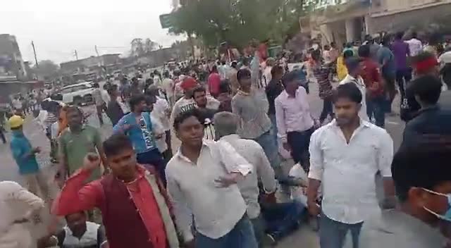 फूलपुुर: #फूलपुर
 इफ्को में ब्लास्ट के बाद ग्रामीणों ने किया हंगामा