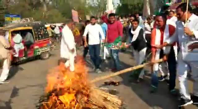 #बिहार_विधानसभा में हुए  विधायकों को जबरन घसीट कर बाहर निकालने के खिलाफ भोजपुर राजद द्वारा नीतीश कुमार का पुतला फूंका गय