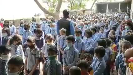 सरकार का तुगलकी फरमान फिर
आखिर कोरोना की आड़ में सरकार बच्चों को शिक्षा से दूर कब तक रखेगी
#सोच_बदलो_सरकार_बदलो