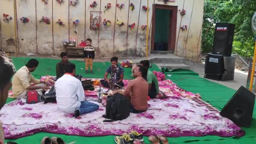 निमेज के युवा समाजसेवी हिमांषु ओझा के यहाँ #हरिकीर्तन का आयोजन, जिसका शुभारंभ #हनुमानचालीसा के साथ हुआ 🙏