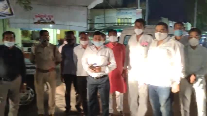 पृथ्वीपुर: शाम 7 बजे
##पृथ्वीपुर फुब्बारे चौराहे  पर 2 मिनिट सायरन के साथ लोगों को जागरूक किया दो गज की दूरी...मास्क लगाना जरूरी..