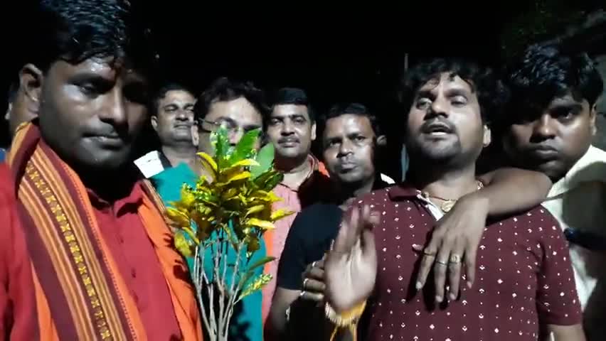आरा: राधे बाबा ने भोजपुरी गायक छोटू छलिया को पेड़ देकर सम्मानित किया। उसके जन्मदिन पर। 2021। ﻿#ChhotuChhaliya#बिहार_विधानसभा