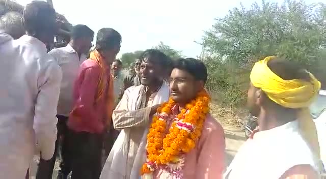 बाँदा:मेरे ममेरे भाई पवन पटेल जी #PCS बनने के बाद पहली बार गांव आगमन पर बड़े बुजुर्गों युवाओं द्वारा जोरदार स्वागत जनसेवक