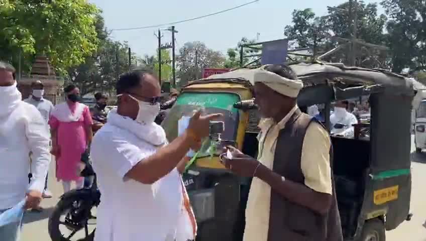 निरंतर चलता हुआ अभियान मण्डला भाजपा के कार्यकर्ताओं के द्वारा लोगों को मास्क वितरण किया
#मेरी_सुरक्षा_मेरा_मास्क